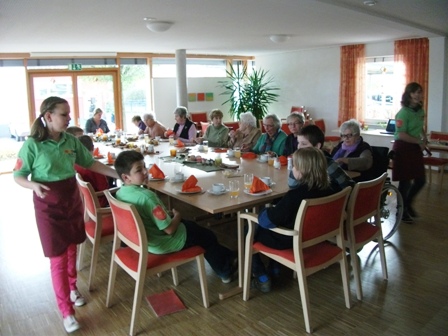 Klasse 6 besucht Senioren